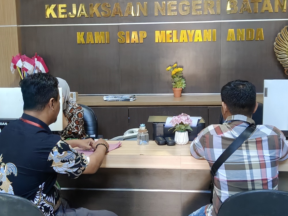 Keluarga korban penipuan CPNS didampingi kuasa hukum saat melapor ke Kejaksaan Negeri Batang.