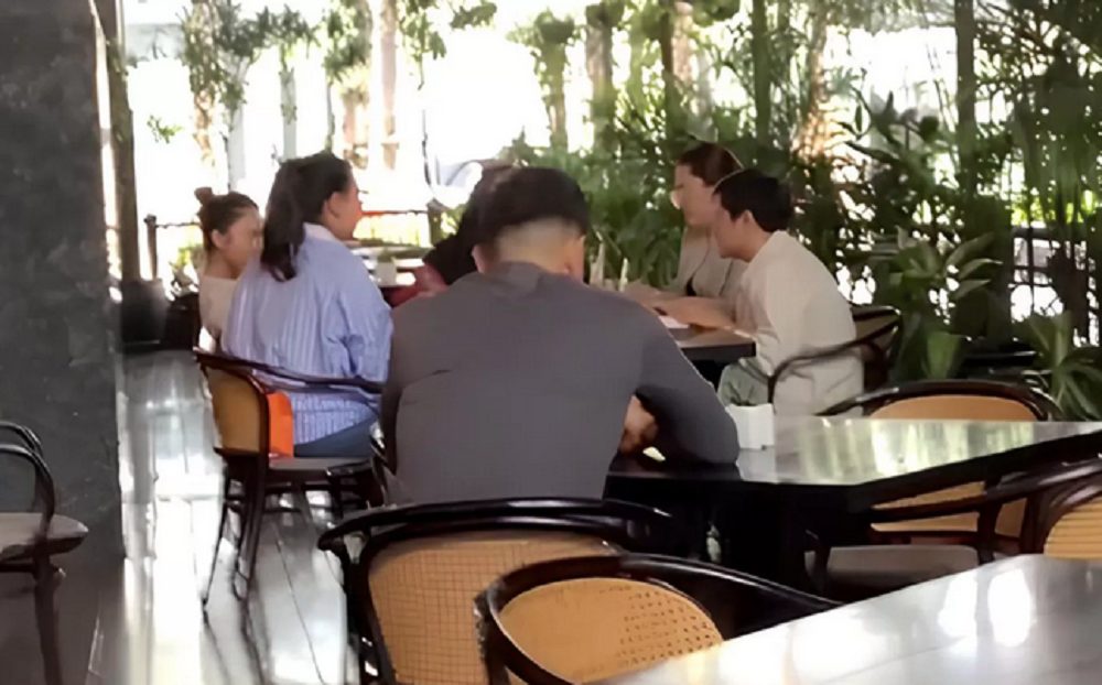 Azizah Salsha berbaju biru muda dengan rambut dikuncir tampak sedang berada di Hotel Langham
