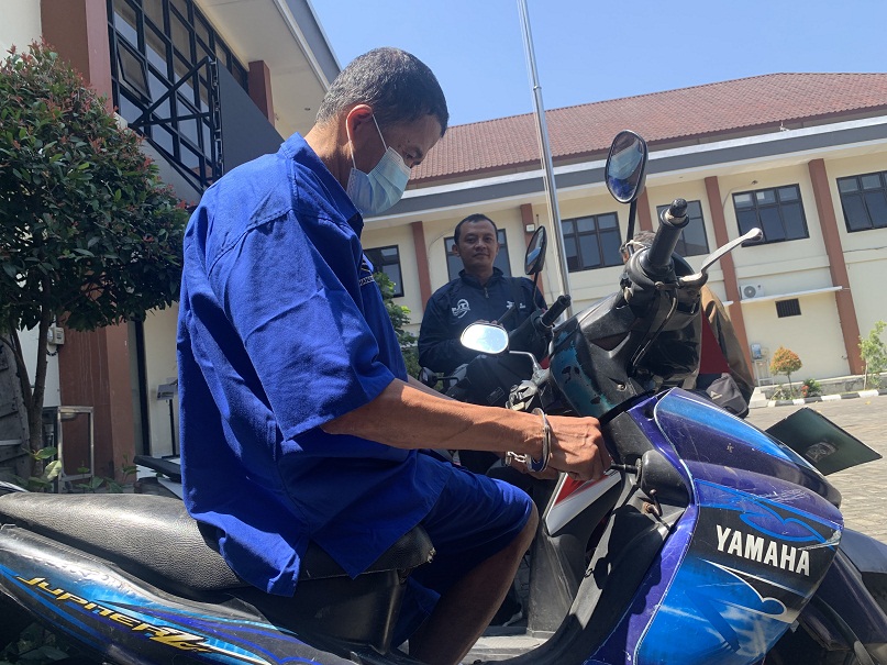 Pelaku berinisial SAA memperagakan cara merusak kunci kontak sepeda motor sehingga bisa dicuri.
