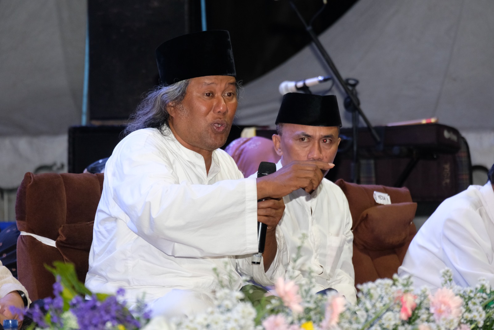 Gus Muwafiq ketika memberikan tausiah dalam pengajian akbar di Alun-alun Temanggung, Rabu (21/8/2024) malam.