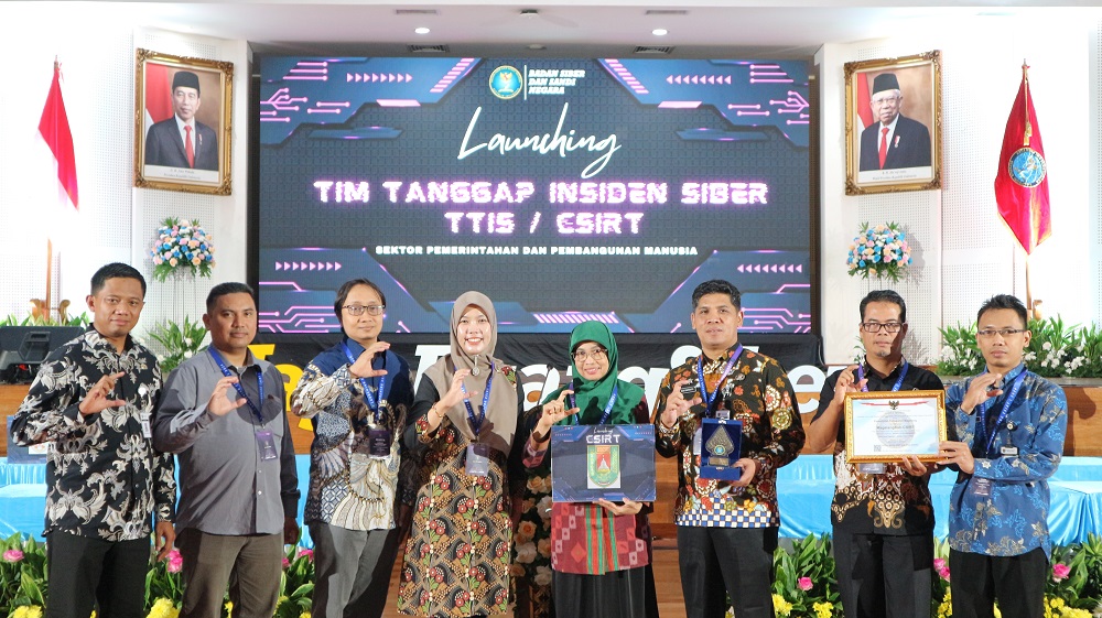 Kepala Dinas Kominfo Kabupaten Magelang Budi Daryanto (tiga dari kanan) saat launching Computer Security Incident Response Team (CSIRT).