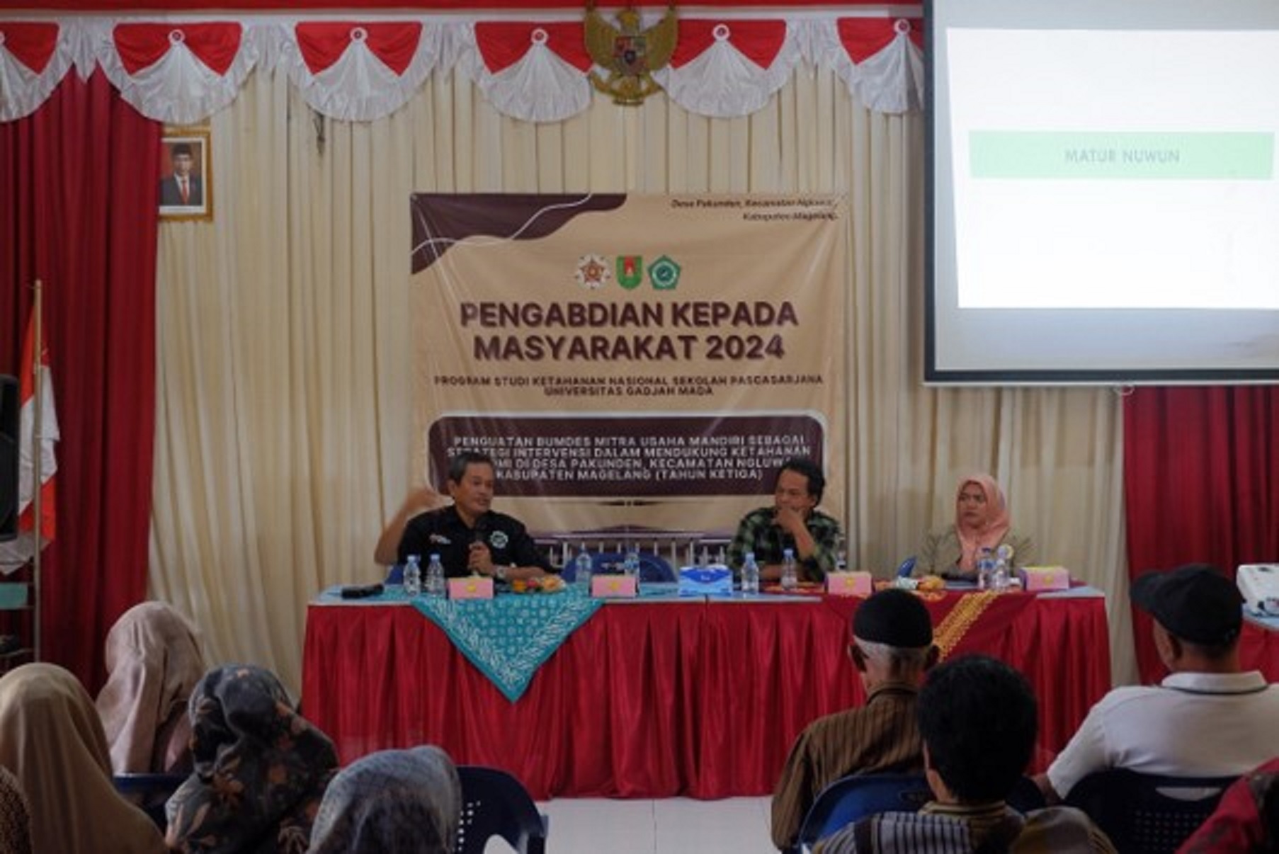 Program Studi Ketahanan Nasional UGM mengadakan workshop penguatan BUMDes Mitra Usaha Mandiri di Aula Balai Desa Pakunden, Kecamatan Ngluwar, Kabupaten Magelang, Senin (20/8/2024).