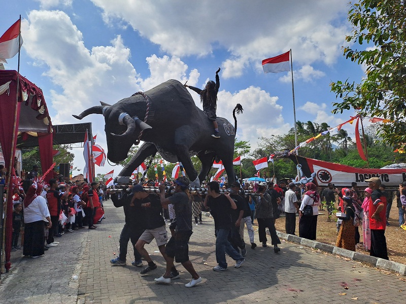 Kemeriahan merti desa di Desa Ngadiharjo, Kecamatan Borobudur. Ada ogoh-ogoh dan teatrikal kemerdekaan, Sabtu (24/8/2024).