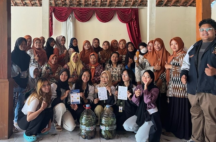 Mahasiswa KKN tim II Undip bersama ibu-ibu PKK warga Desa Pagak Kecamatan Sumberlawang, Sragen usai pelatihan pembuatan pupuk kompos, Selasa (30/7/2024).