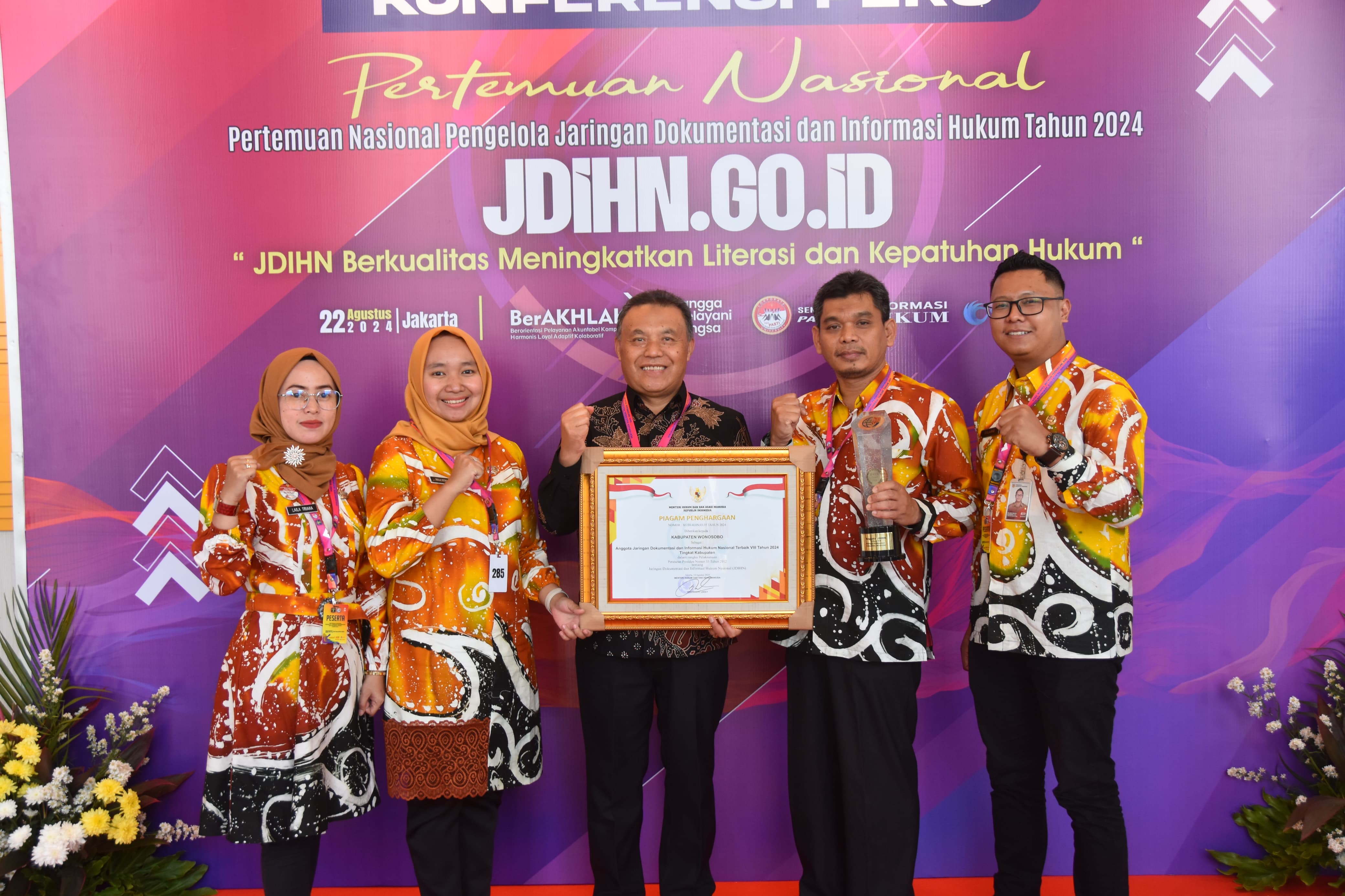 Wabup Muhammad Albar (tengah) bersama jajarannya usai menerima penghargaan JDIHN di Jakarta, 22 Agustus 2024.