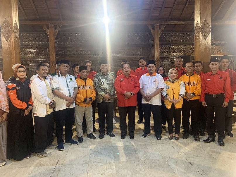 Deklarasi dukungan empat partai politik kepada pasangan calon bupati Agus Setiawan dan calon wakil bupati Nadia Muna di Pendopo Rumah Yunianto, Bero, Kandangan, Temanggung, Senin (26/8/2024) malam.