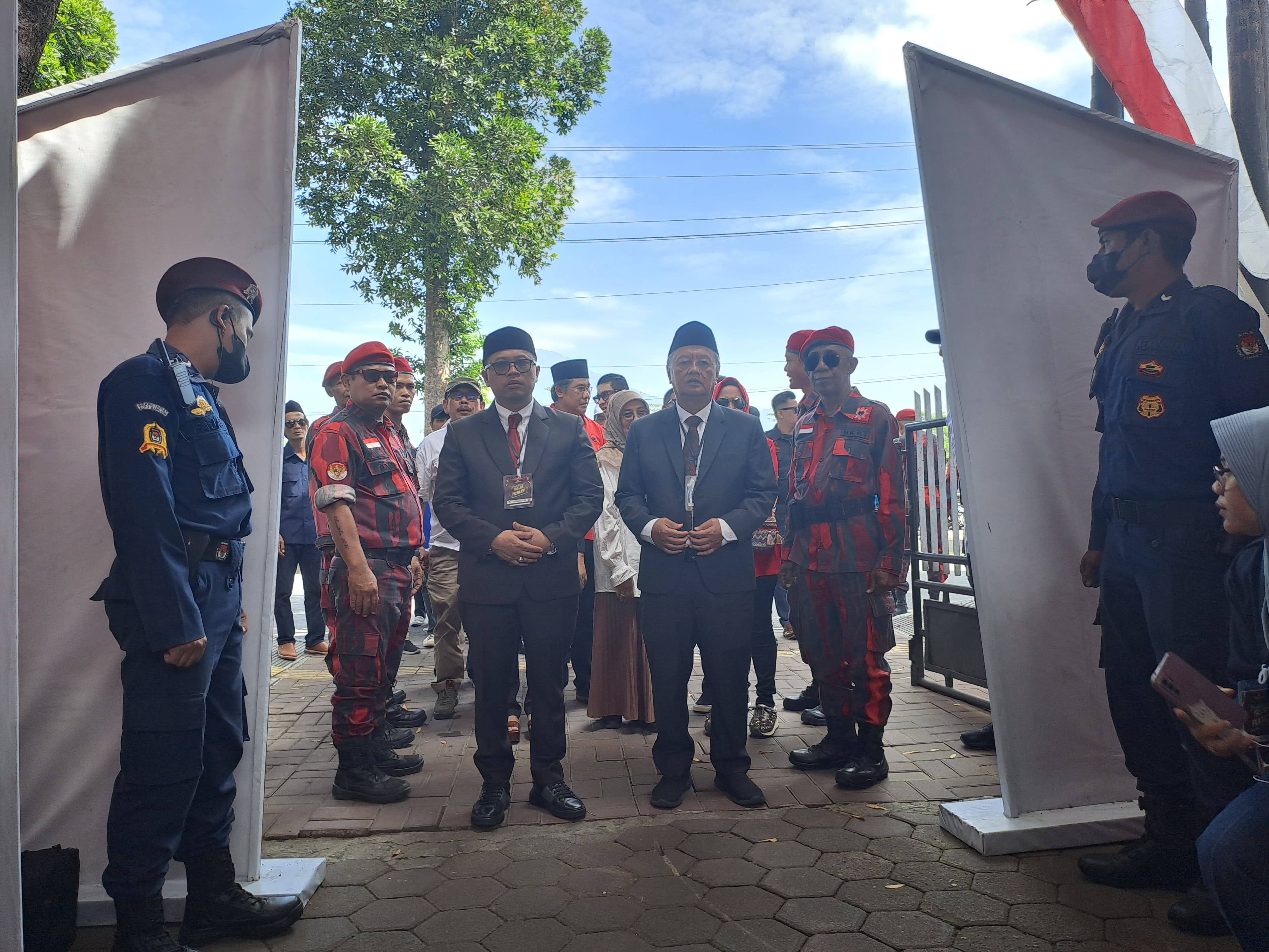 Pasangan Calon Wali Kota dan Wakil Wali Kota Magelang Damar Prasetyono dan dr Sri Harso saat tiba di kantor KPU Kota Magelang, Rabu (28/8/2024)