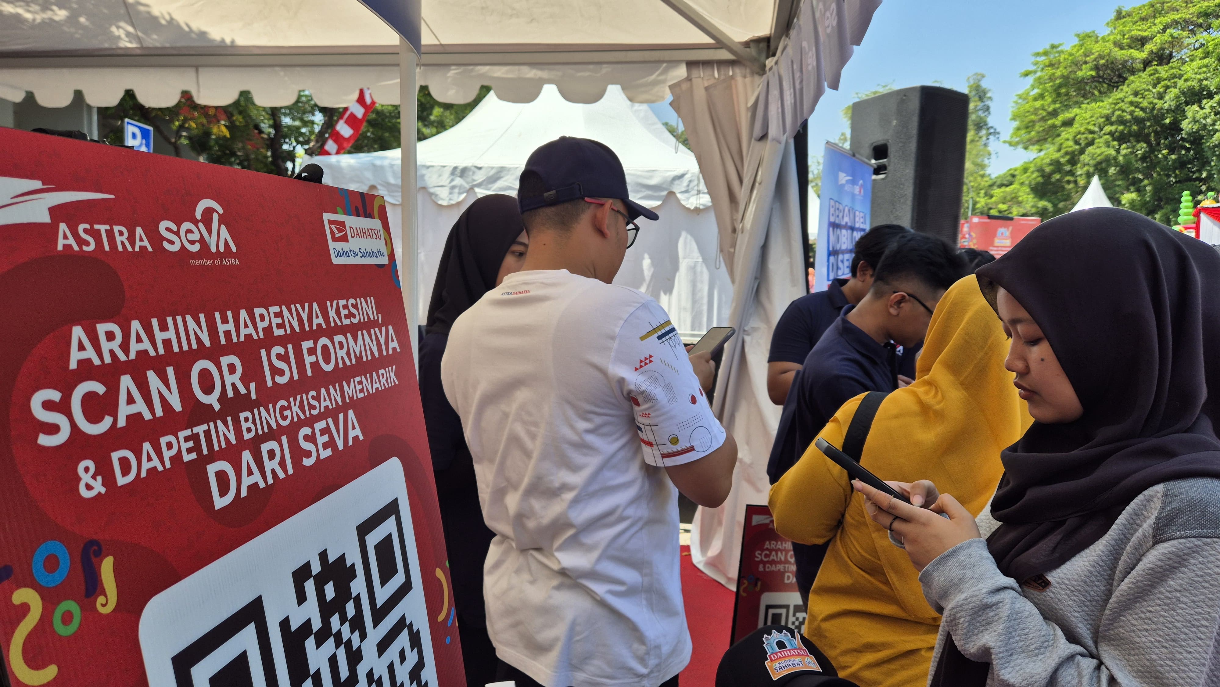 Booth SEVA di acara Daihatsu Kumpul Sahabat Solo berhasil menarik antusiasme masyarakat Solo untuk mengajukan pembiayaan mobil baru dengan fitur Instant Approval.