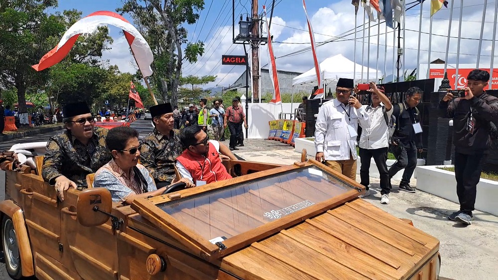 Pasangan bakal calon Bupati dan Wakil Bupati Magelang Grengseng Pamuji-Sahid tiba di Kantor KPU Kabupaten Magelang mengendarai mobil VW klasik dari kayu.