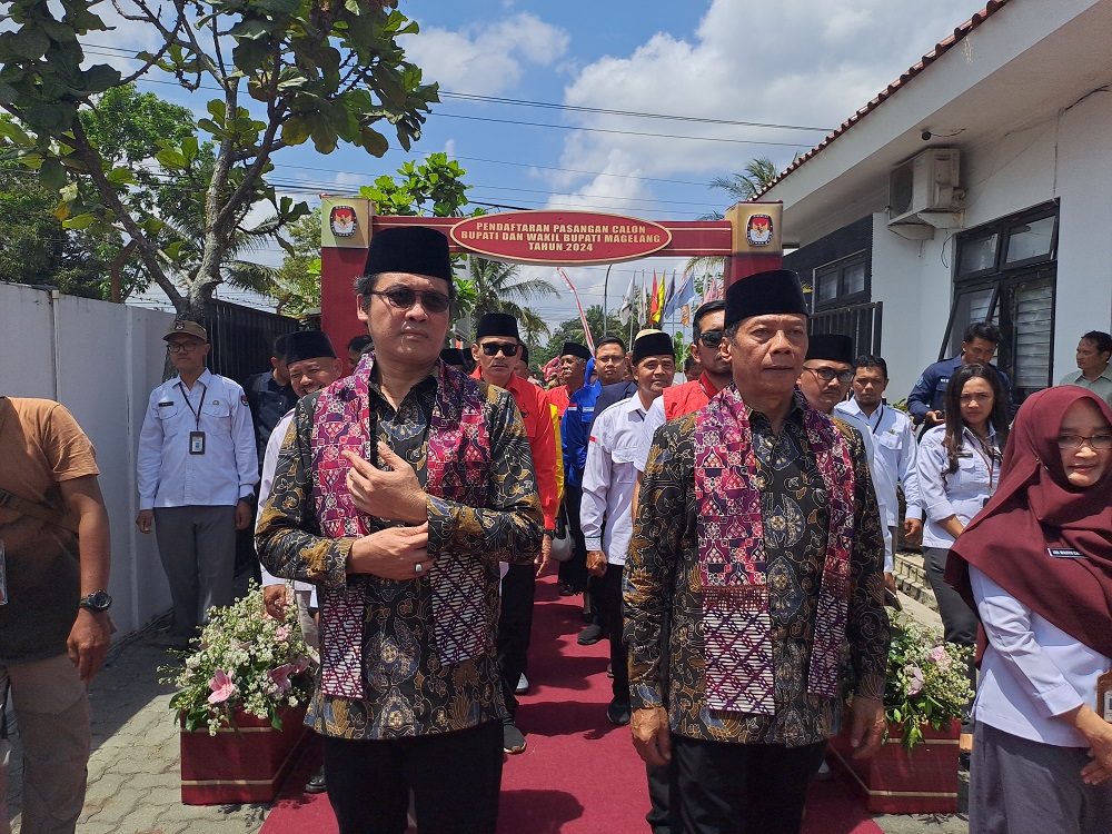 Pasangan bakal calon Bupati dan Wakil Bupati Magelang Grengseng Pamuji-Sahid tiba di Kantor KPU Kabupaten Magelang, Kamis (29/8/2024)