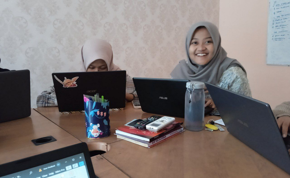 Sejumlah Gen Z sedang sibuk bekerja di depan laptop.