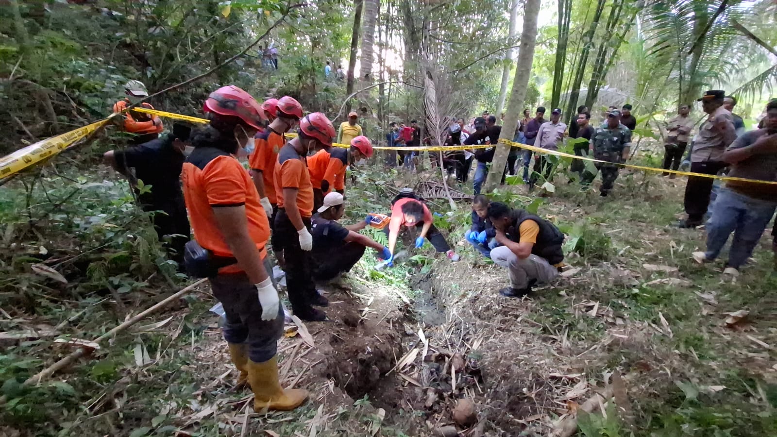 Petugas BPBD Kabupaten Temanggung tengah mengevakuasi kerangka manusia yang ditemukan di Dusun Paingan, Desa Kupen, Pringsurat kemarin (28/8/2024).