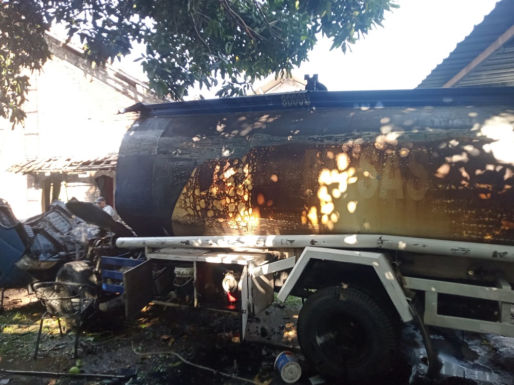 Sebuah truk tangki meledak dan terbakar saat dilakukan perbaikan pengelasan di sebuah bengkel las di Bangetayu, Genuk, Kota Semarang. Diduga dalam tangki itu masih ada sisa BBM.