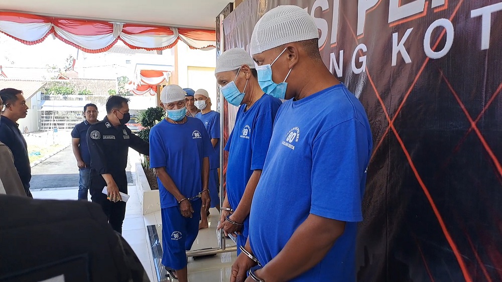 Tiga pelaku perjudian yang diamankan Polres Magelang Kota, Jumat (30/8/2024).