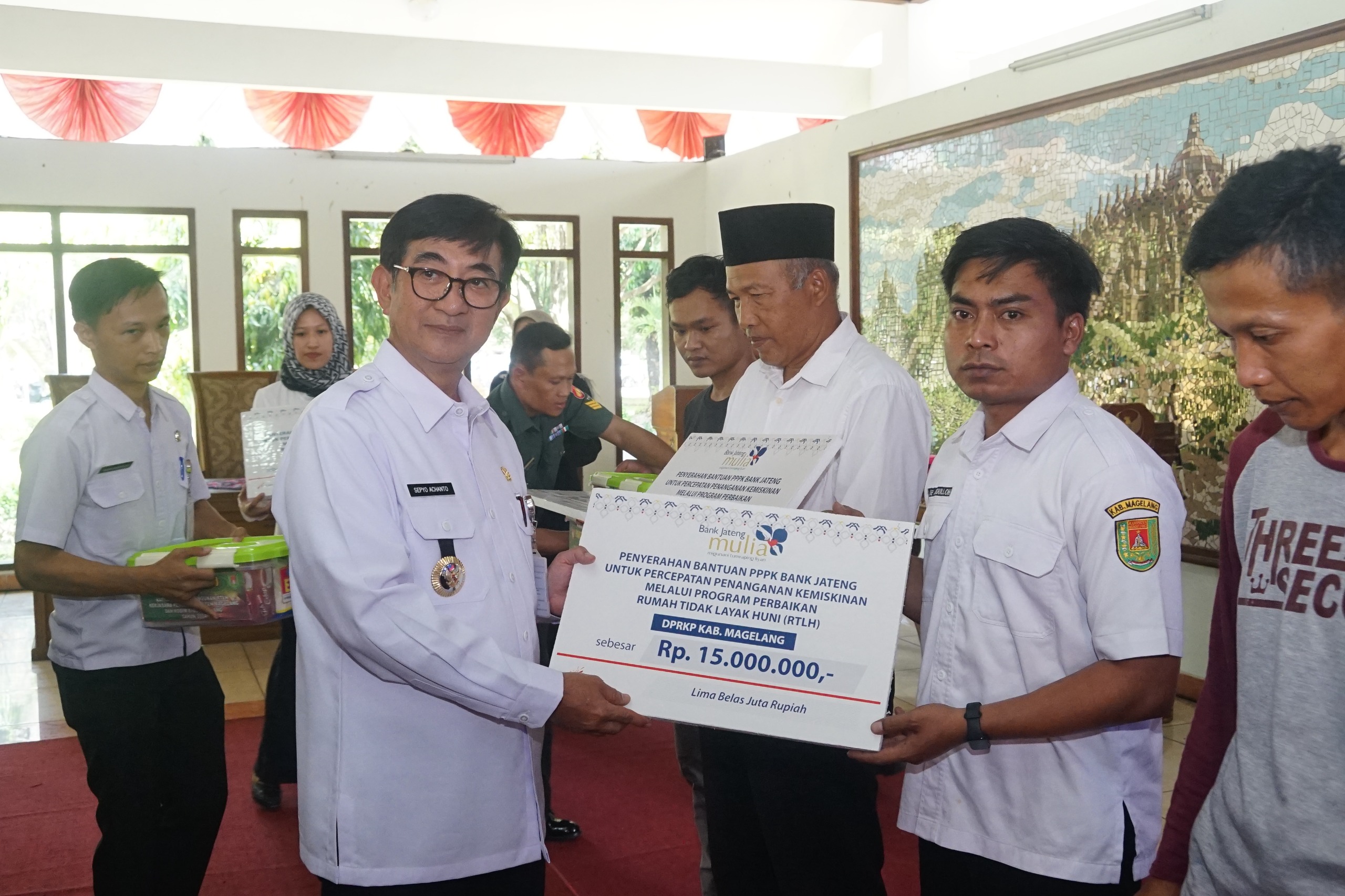 Penjabat Bupati Magelang Sepyo Achanto saat menyerahkan bantuan perbaikan RTLH kemarin.