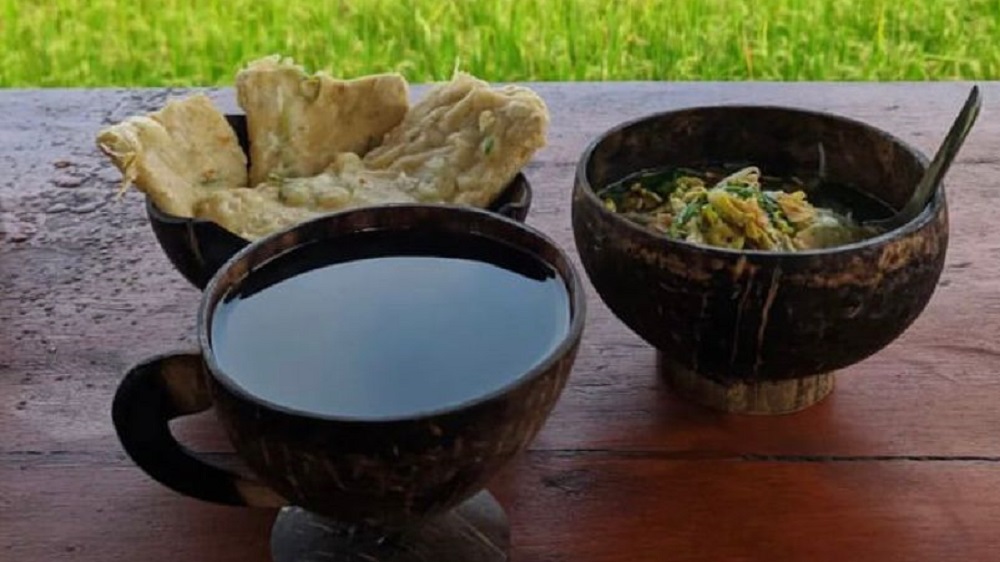 Soto Angin Sawah merupakan salah satu soto yang terbilang cukup unik karena penyajiannya yang disuguhkan pada batok kelapa.