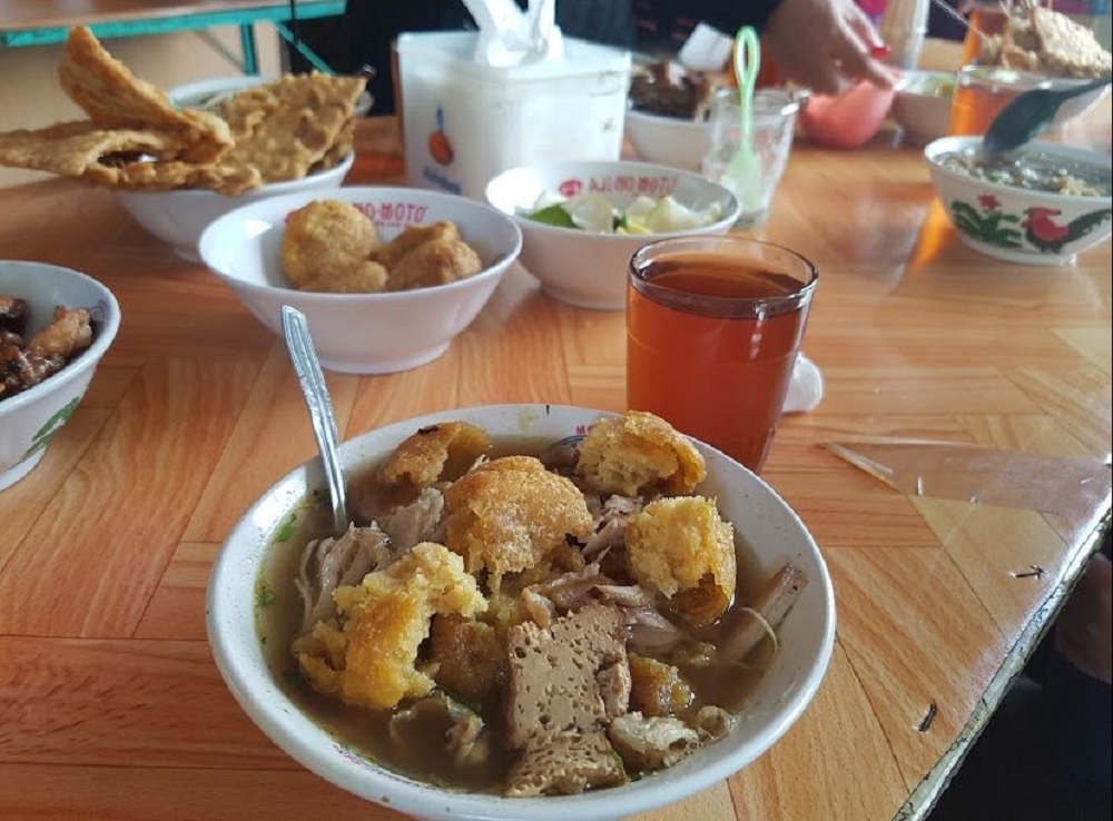 Soto ayam Pak Trimo memiliki cita rasa yang lezat lho.