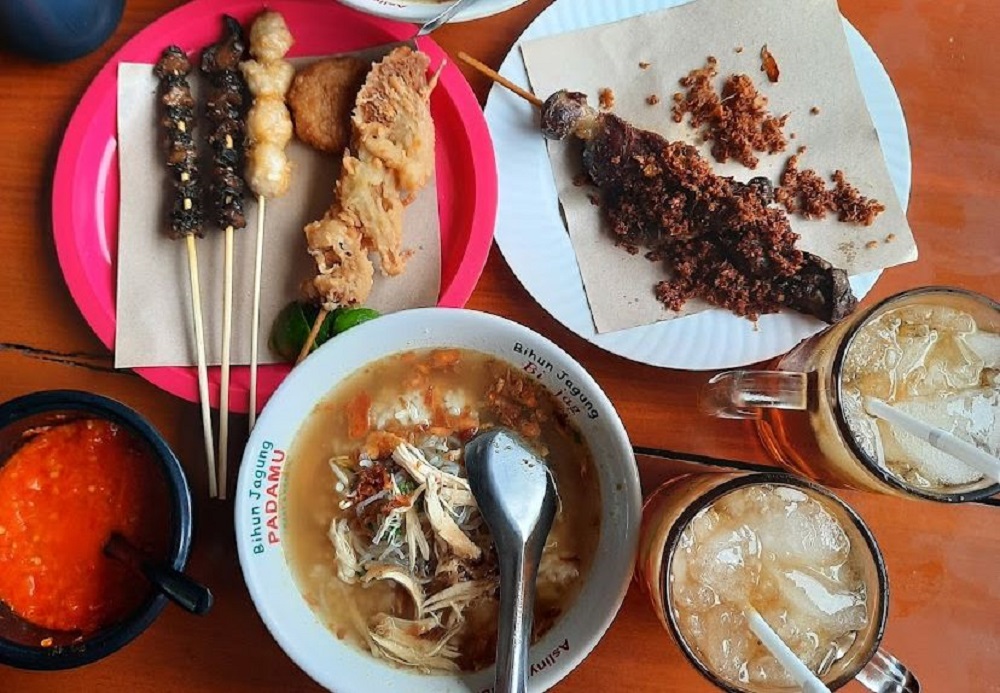 Soto Pelajar sesuai namanya  sehingga harganya pun lumayan terjangkau mulai dari harga Rp 9.000-an saja.