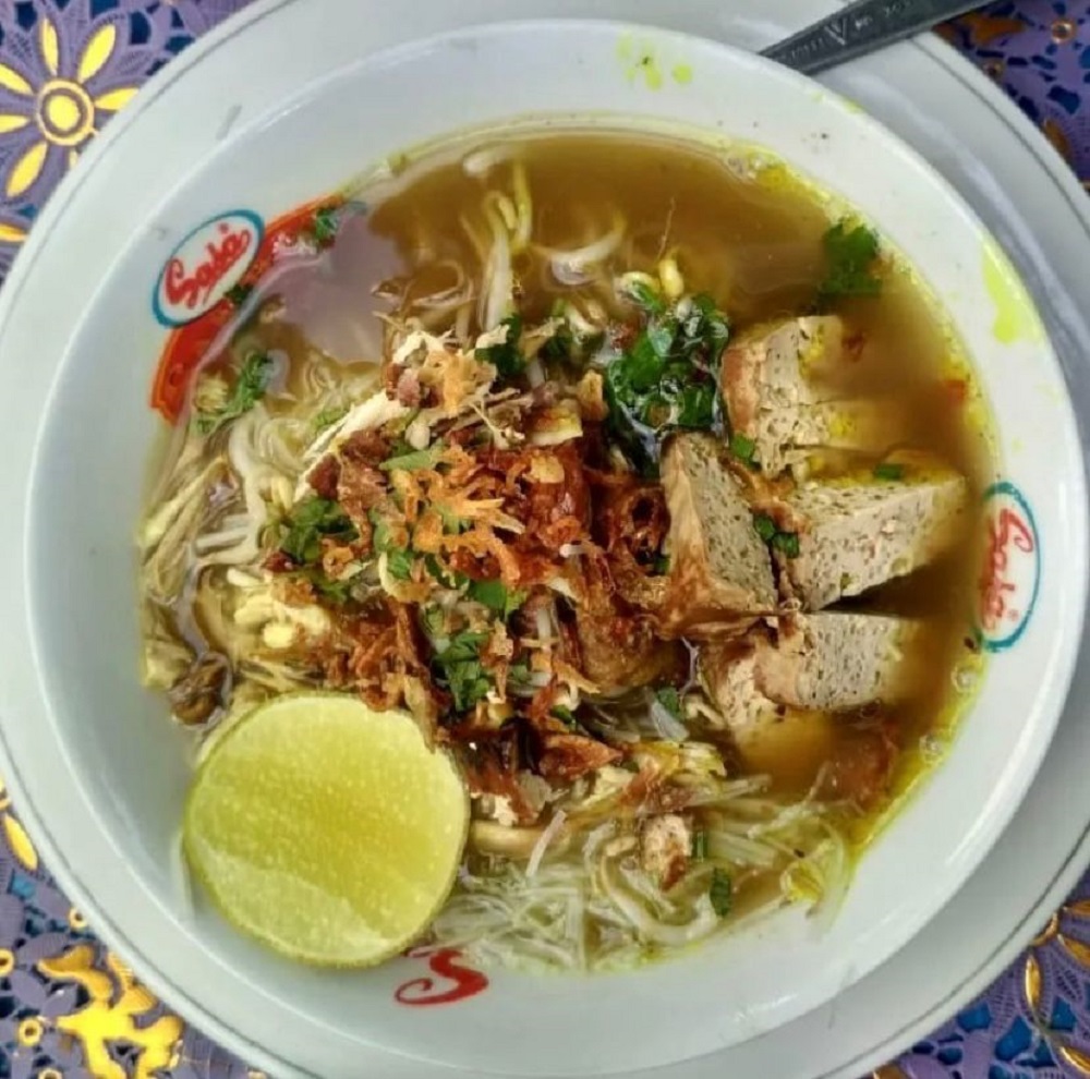 Bagi sebagian orang yamg menyukai tipe makanan yang berkuah nan segar pasti sudah tidak asing lagi dengan menu kuliner yang satu ini. Yap soto.