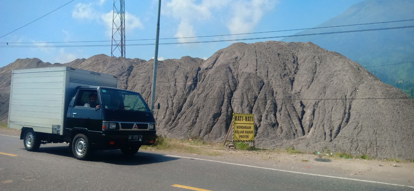 Gunungan pasir hasil penambangan ilegal di Wonosobo yang berada di jalan raya Wonosobo-Parakan.