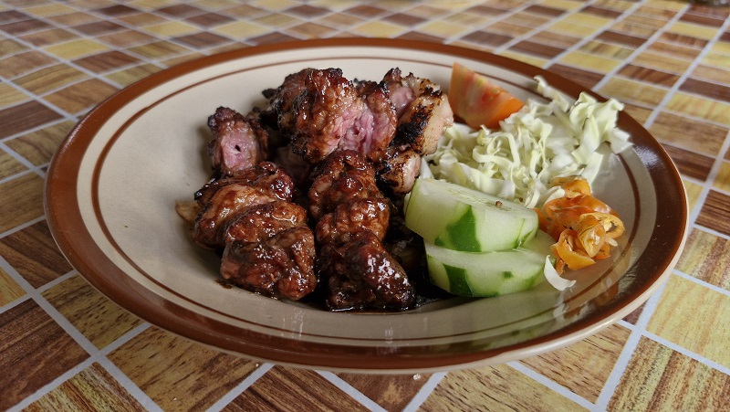 Sate Jambu Muntilan memiliki cita rasa manis yang khas dan potongan dagingnya besar-besar, namun bertekstur empuk