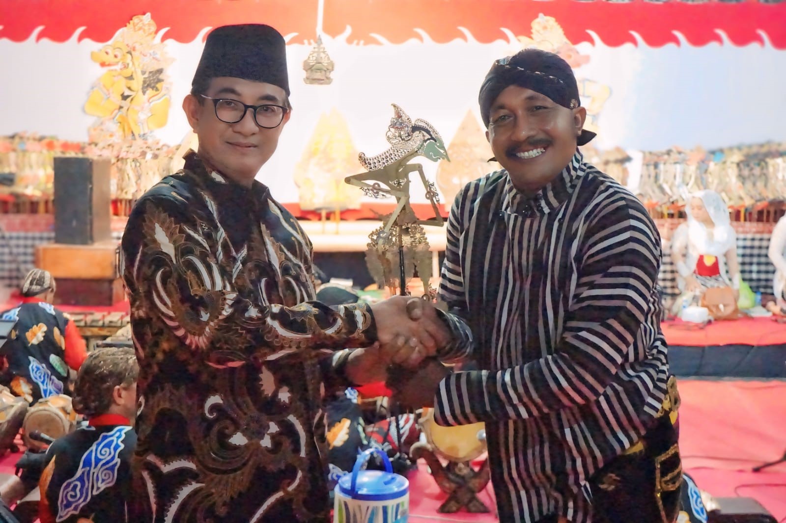 Pj Bupati Magelang Sepyo Achanto menyerahkan tokoh wayang dalam pergelaran wayang kulit, Jumat (30/8/2024) di lapangan drh Soepardi.