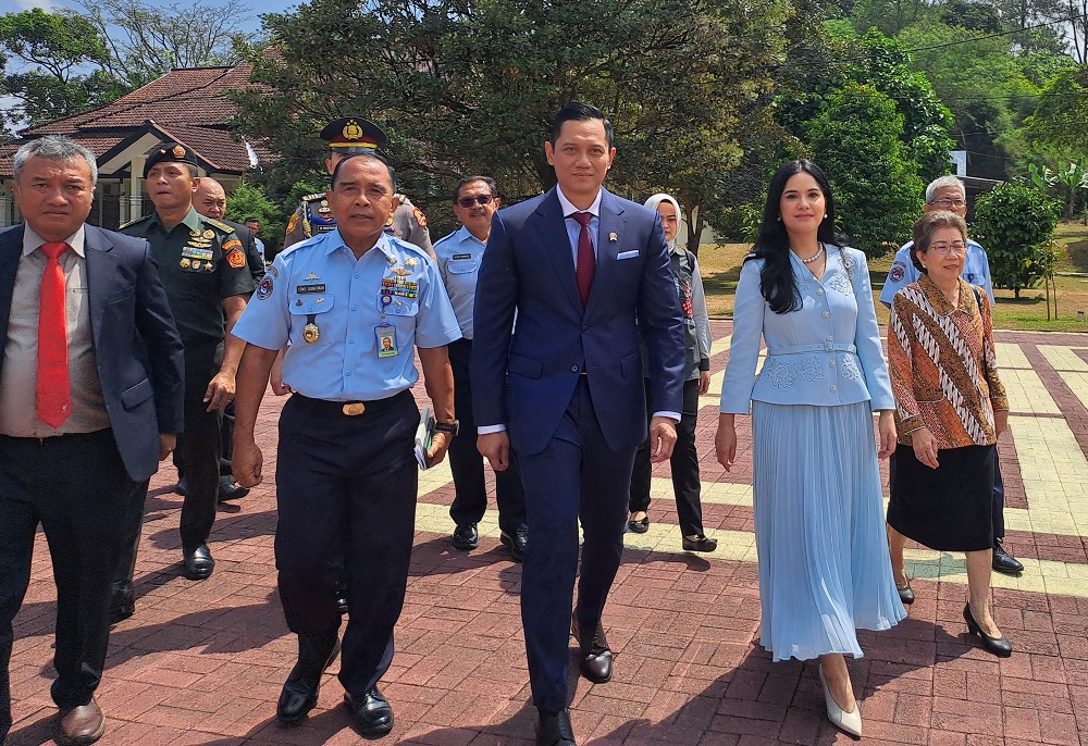 Menteri Agraria dan Tata Ruang/Kepala Badan Pertanahan Nasional (ATR/BPN) Agus Harimurti Yudhoyono (AHY) bersama Annisa Pohan saat mengunjungi SMA Taruna Nusantara Magelang, Senin (2/9/2024).