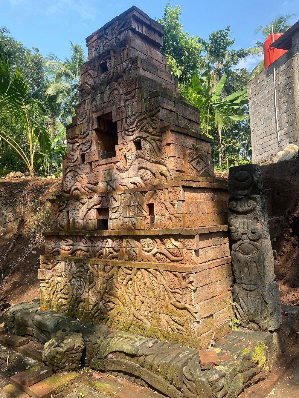 Sebuah situs kuil tunggal peninggalan Kerajaan Hindu Jawa kuno ditemukan di pekarangan rumah warga di Dusun Bowongan, Desa Wringinputih, Kecamatan Borobudur, Kabupaten Magelang.
