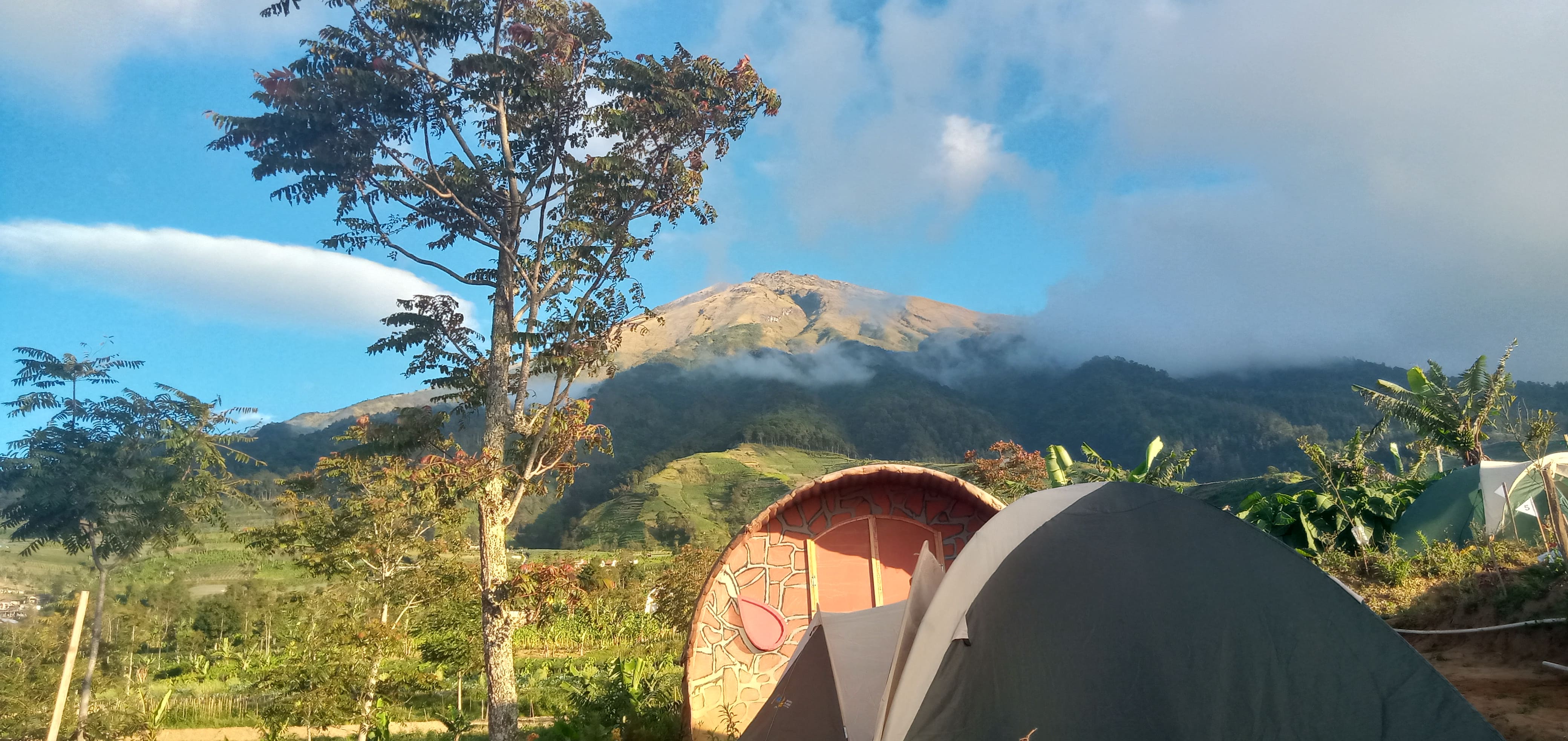 Salah satu tempat camping yang memiliki view gunung yang indah dan menyegarkan mata di Kabupaten Magelang.