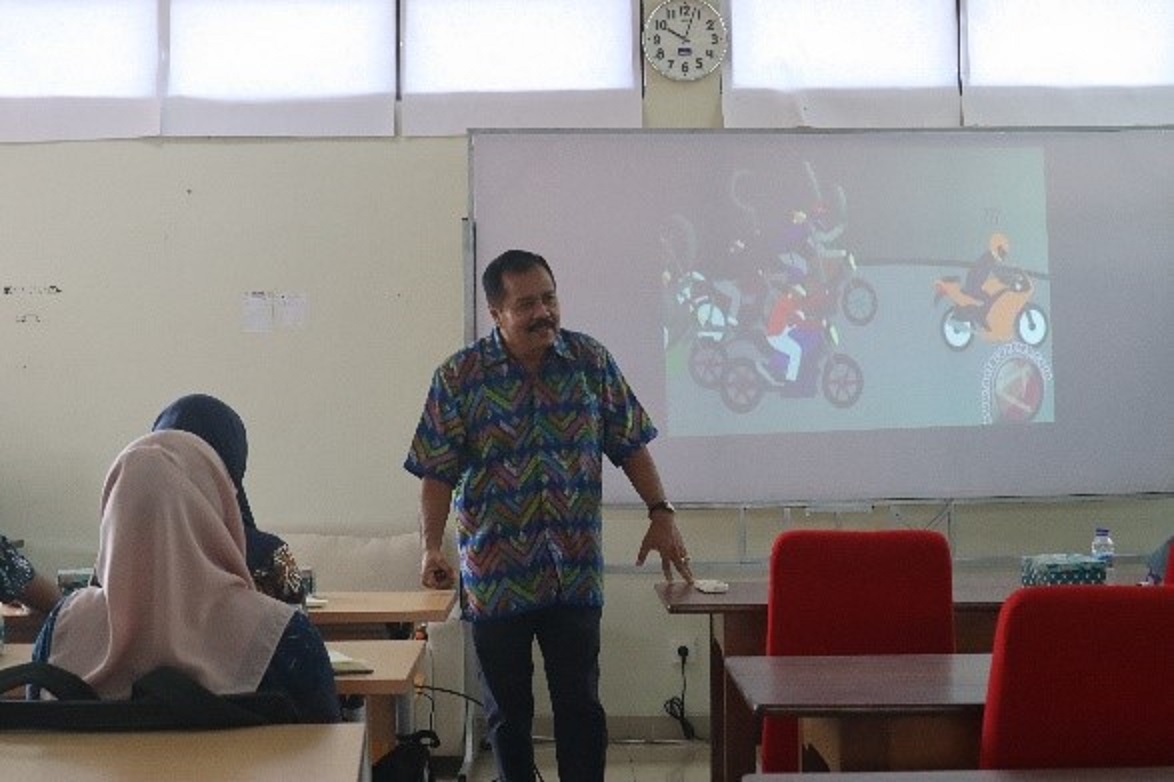 Dosen Untidar Dr. Drs. Hari Wahyono, M.Pd., ketika memberikan pelatihan pada guru-guru.
