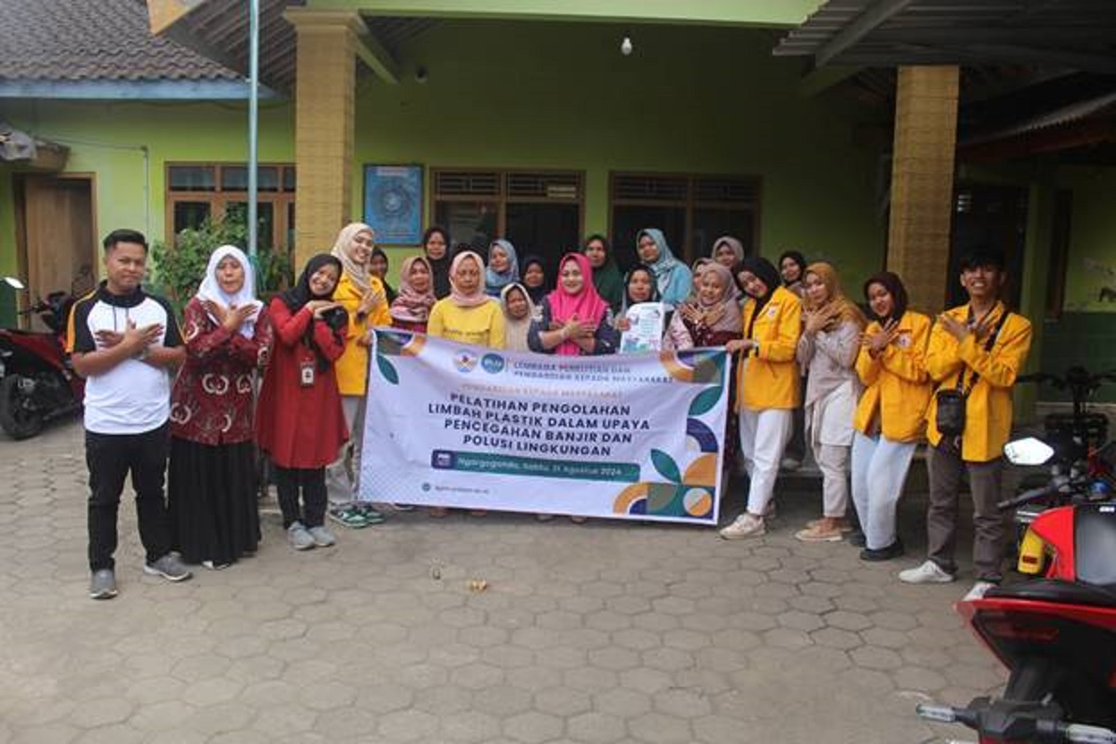 Pelatihan pengolahan limbah plastik di Desa Ngargogondo, Kecamatan Borobudur, Kabupaten Magelang, Sabtu (31/8/2024) oleh para dosen Untidar.