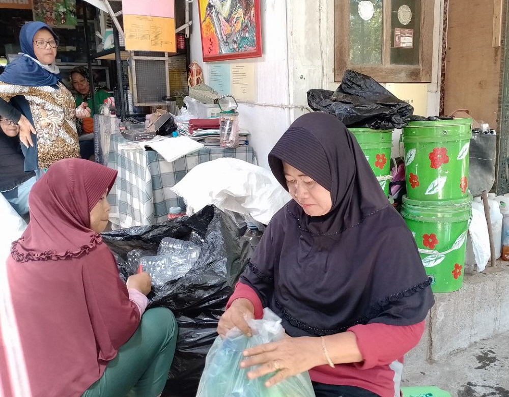 Enti Sri Hardani dan teman-temannya tengah memilah sampah anorganik Bank Sampah Bougenville di RW 07, Kampung Jagoan, Kelurahan Jurangombo Utara, Kota Magelang, Selasa (3/9/2024)