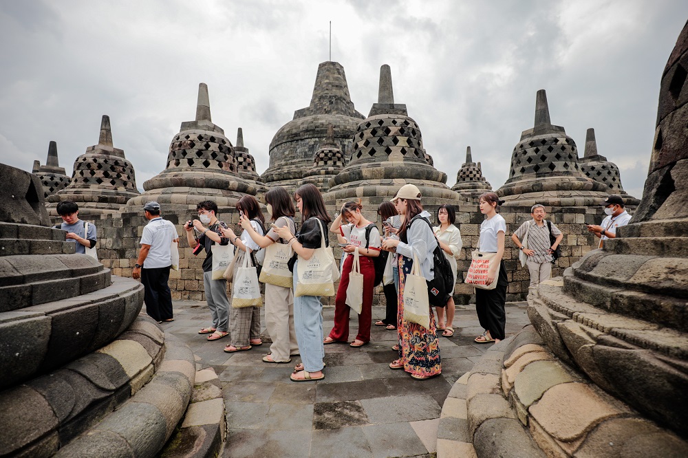 Para wisatawan saat berada di puncak Candi Borobudur, Kabupaten Magelang.