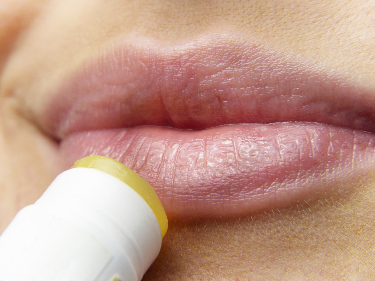 Memperindah bibir dengan mengoleskan lip balm akan membuat lebih lembab.