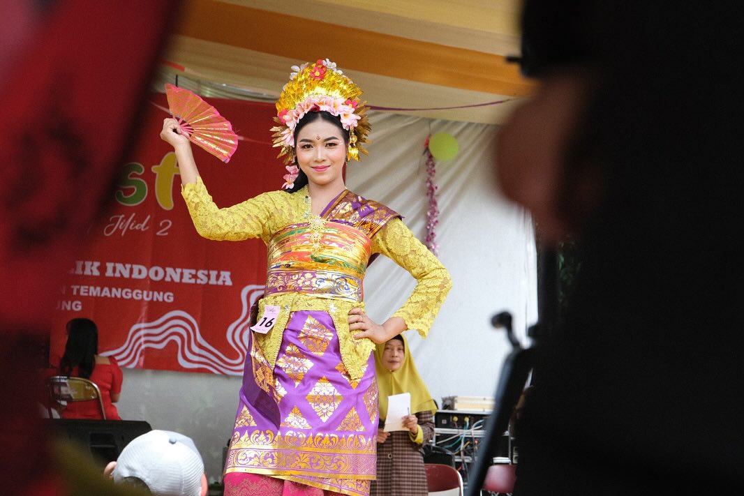 Ibu-ibu warga Kelurahan Madureso, Temanggung mengikuti lomba fashion week untuk menyemarakkan HUT RI dan HUT Kabupaten Temanggung.