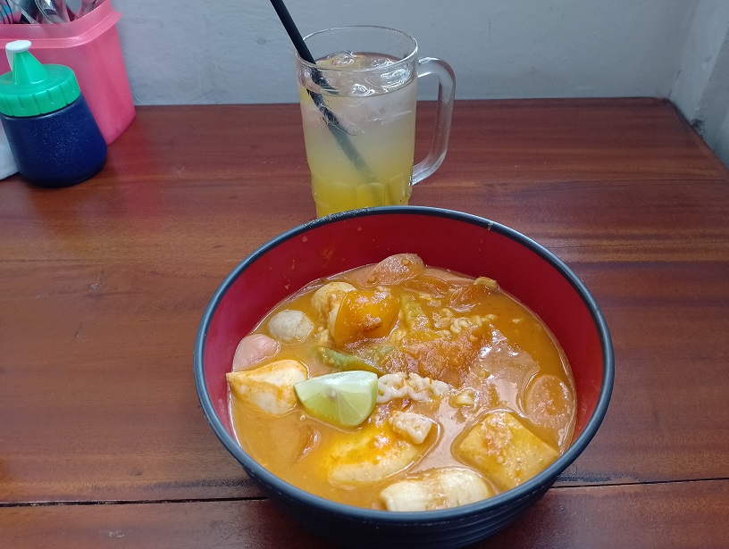 Seblak saat ini tengah digandrungi para remaja. Di Magelang terdapat sejumlah warung seblak yang selalu ramai pembeli.