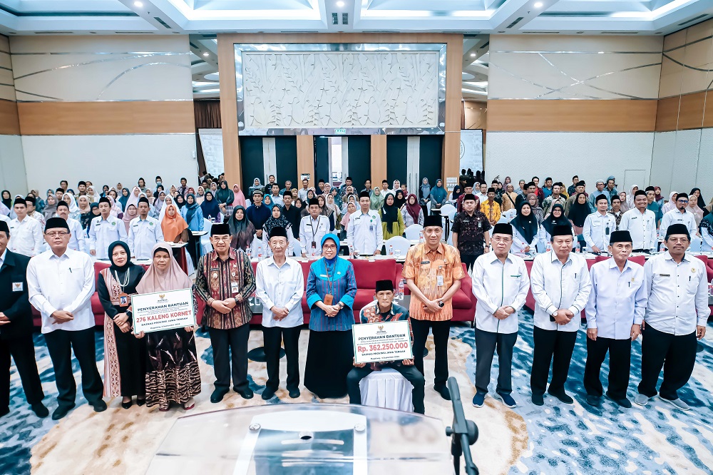 Pemprov Jateng dan Baznas Provinsi Jateng menyerahkan bantuan modal usaha bagi 3.500 mustahik.