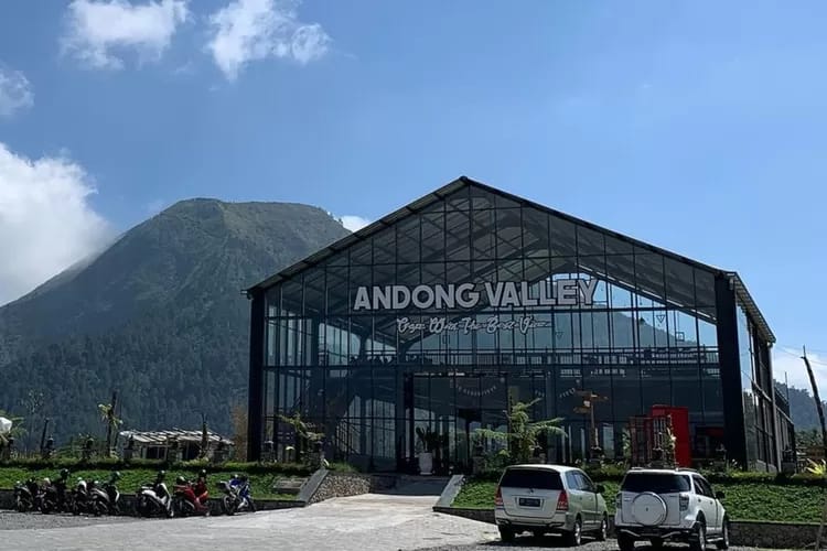 Andong Velley salah satu kafe yang menyuguhkan pemandangan gunung.