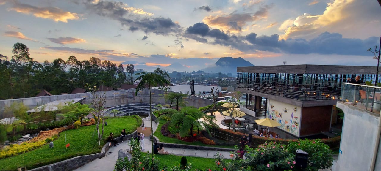 Kafe estetik menyuguhkan view pegunungan di wilayah Kabupaten Magelang.