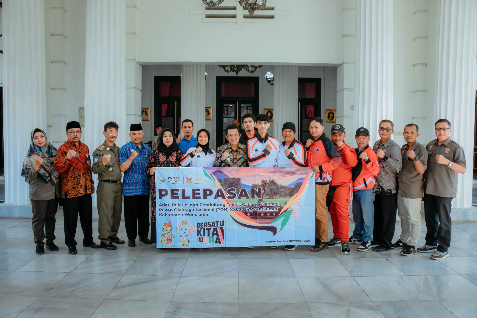 Empat atlet Wonosobo yang akan bertanding di PON XXI berpamitan dengan Bupati Afif Nurhidayat di Pendopo Kabupaten, Selasa (3/9/2024).
