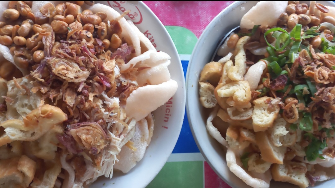 Bubur Ayam Jakarta Bang Edi terletak di samping Kantor Pos timur Alun-alun Kota Magelang.