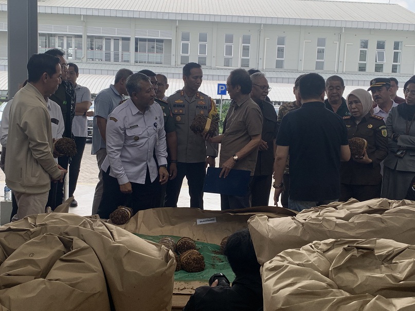 Penjabat Bupati Temanggung Hary Agung Prabowo bersama forkopimda mengunjungi gudang rokok di wilayah Temanggung, Rabu (4/9/2024).