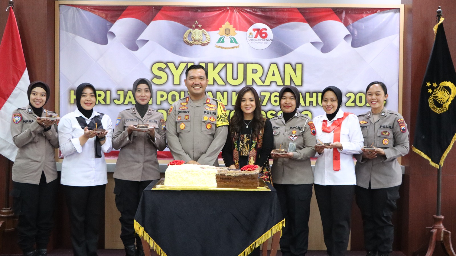 Kapolres Wonosobo AKBP Donny Lumbantoruan bersama  jajaran  Polwan dalam tasyakuran HUT ke-76 Polwan, Selasa (3/9) di aula Polres Wonosobo.