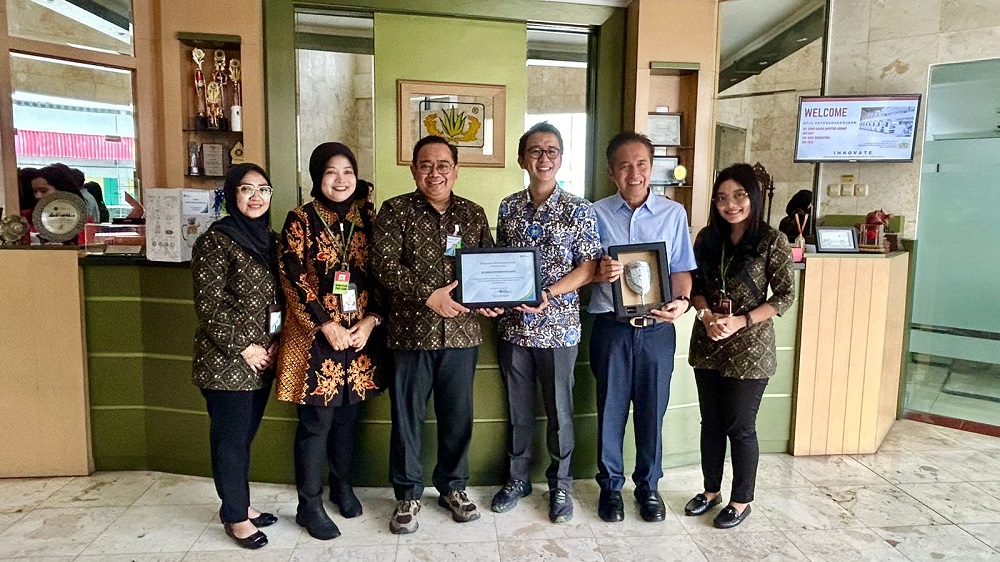 BPJS Ketenagakerjaan Magelang memberikan apresiasi kepada CV Sinar Joyoboyo Plastik atas keikutsertaan mereka dalam program Sertakan di Hari Pelanggan Nasional 2024.