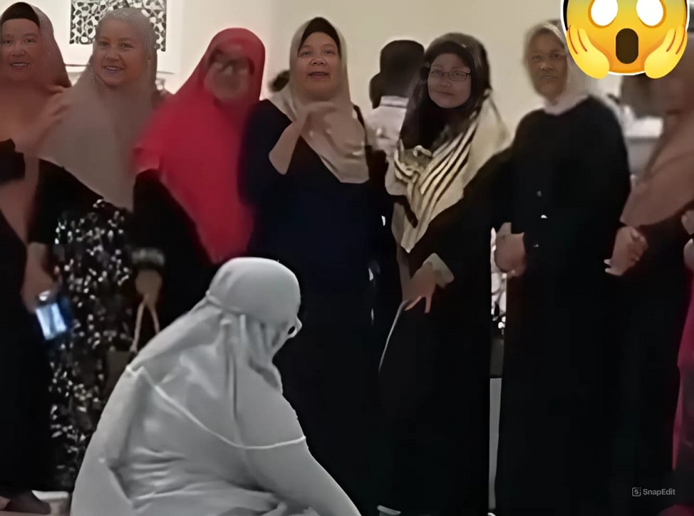 Aksi rombongan emak-emak ini tak pantas dicontoh. Mereka asyik berfoto-foto di depan orang yang sedang menunaikan ibadah salat.