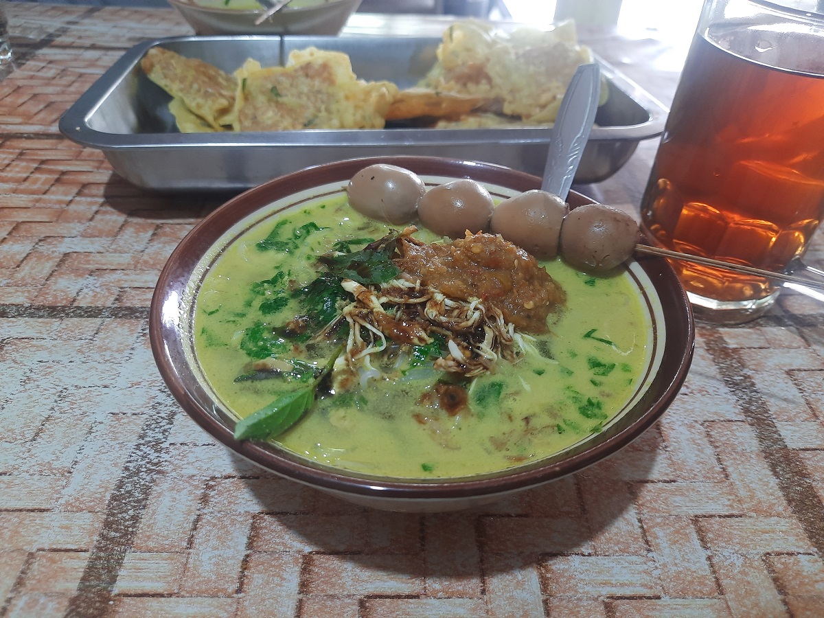 Semangkuk Soto SBY yang gurih dan lezat bikin kenyang. Warung soto ini berada di Jl Kyai Muntang Wonosobo.