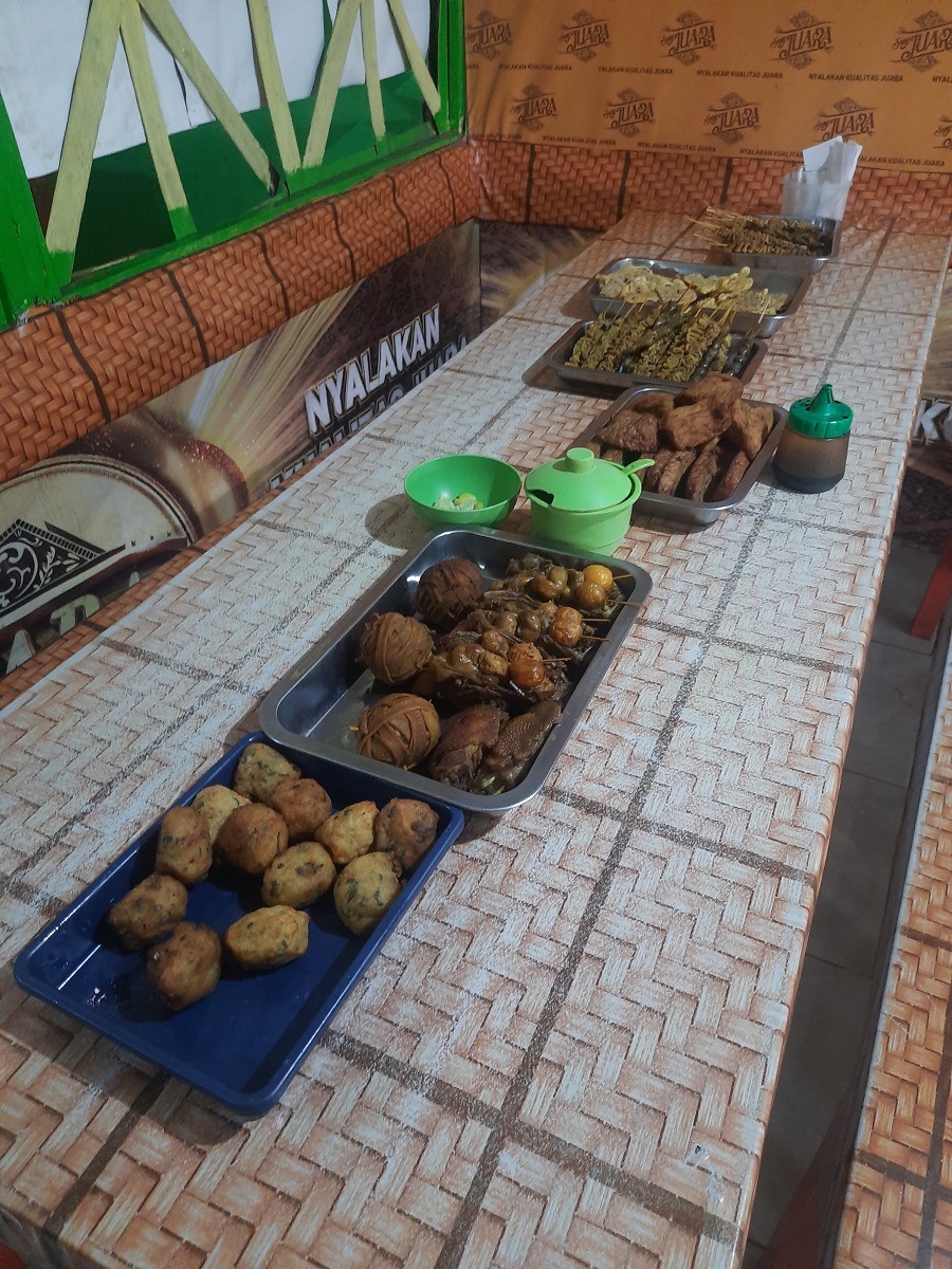 Berbagai lauk yang tersedia di Soto SBY Wonosobo.