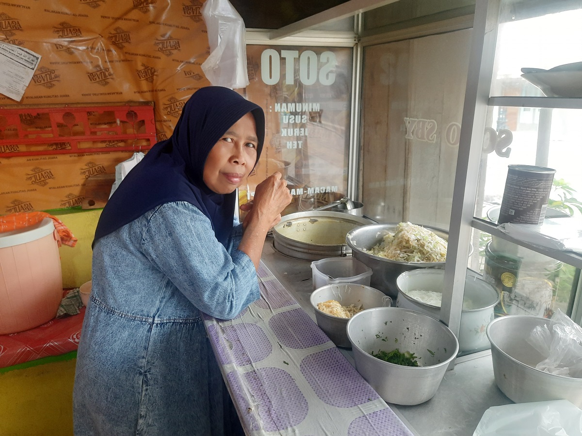 Sri, pemilik warung Soto SBY tengah meracik pesanan pelanggan. Dia terinspirasi dari soto lesah Magelang.