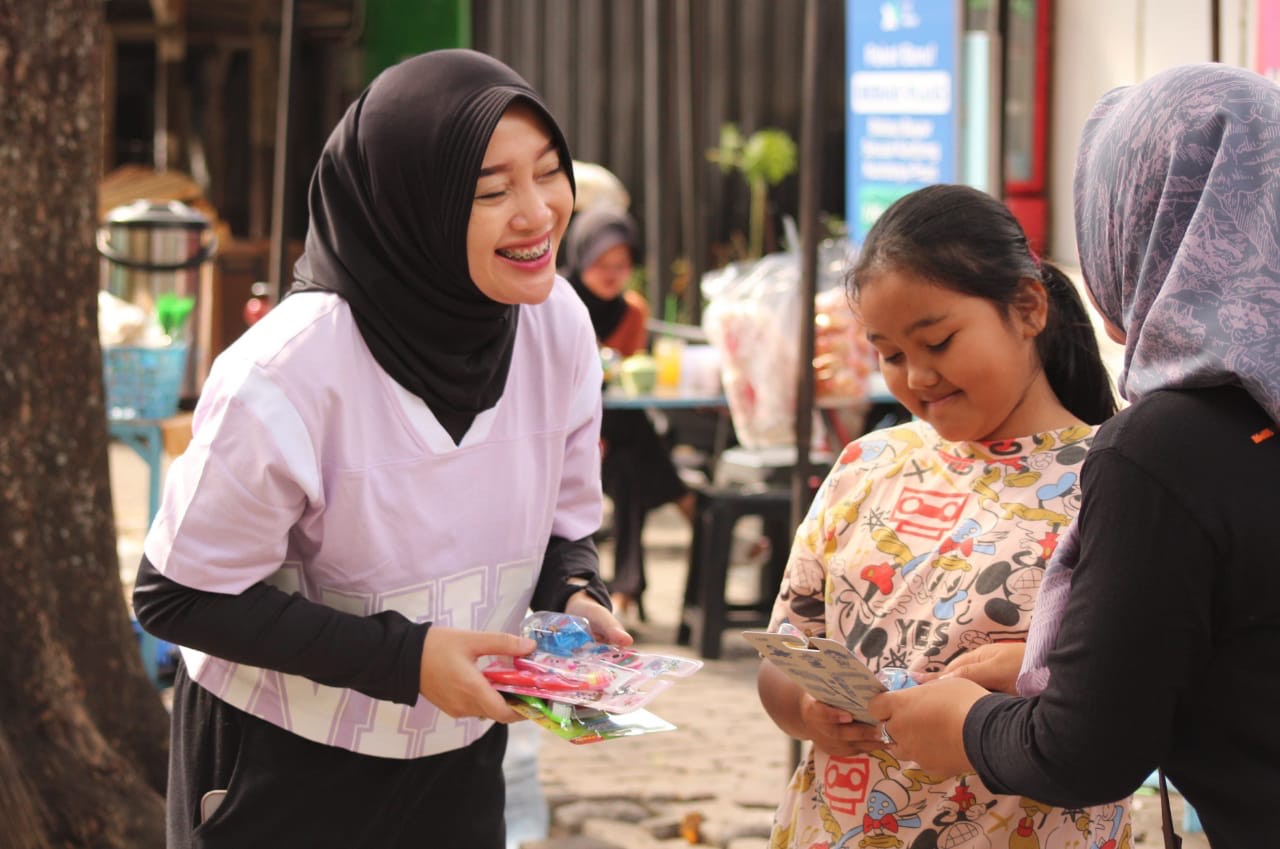 Bakal Calon Wakil Bupati Temanggung Nadia Muna membagikan sikat dan pasta gigi kepada pengunjung CFD, Minggu (8/9/2024).