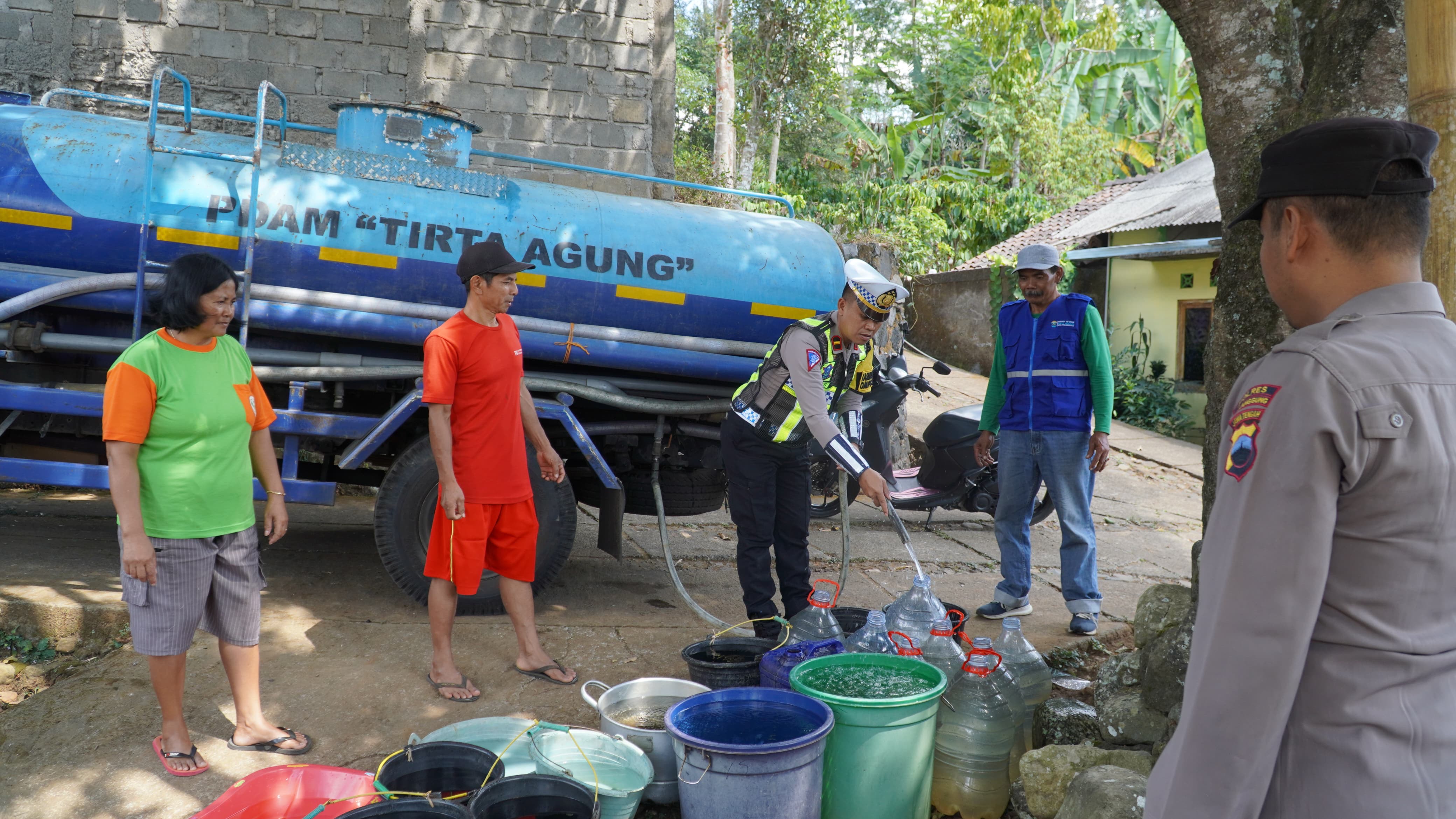 Satlantas Polres Temanggung menyalurkan air bersih di Dusun Jinggan, Desa Kalimanggis, Kecamatan Kaloran, Kabupaten Temanggung, Sabtu (7/9/2024).